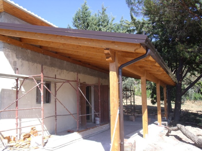 Tettoia in legno coperture in legno lamellare. Fissaggio travi in legno a muro