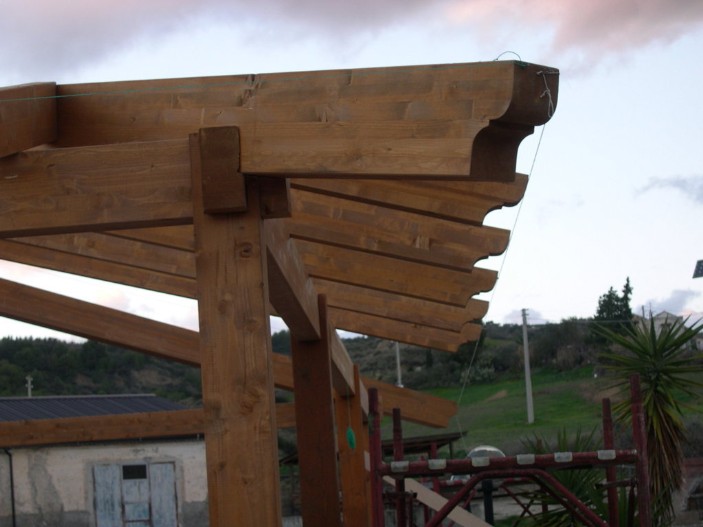 Tettoia in legno coperture in legno lamellare. Foto di tettoie in legno